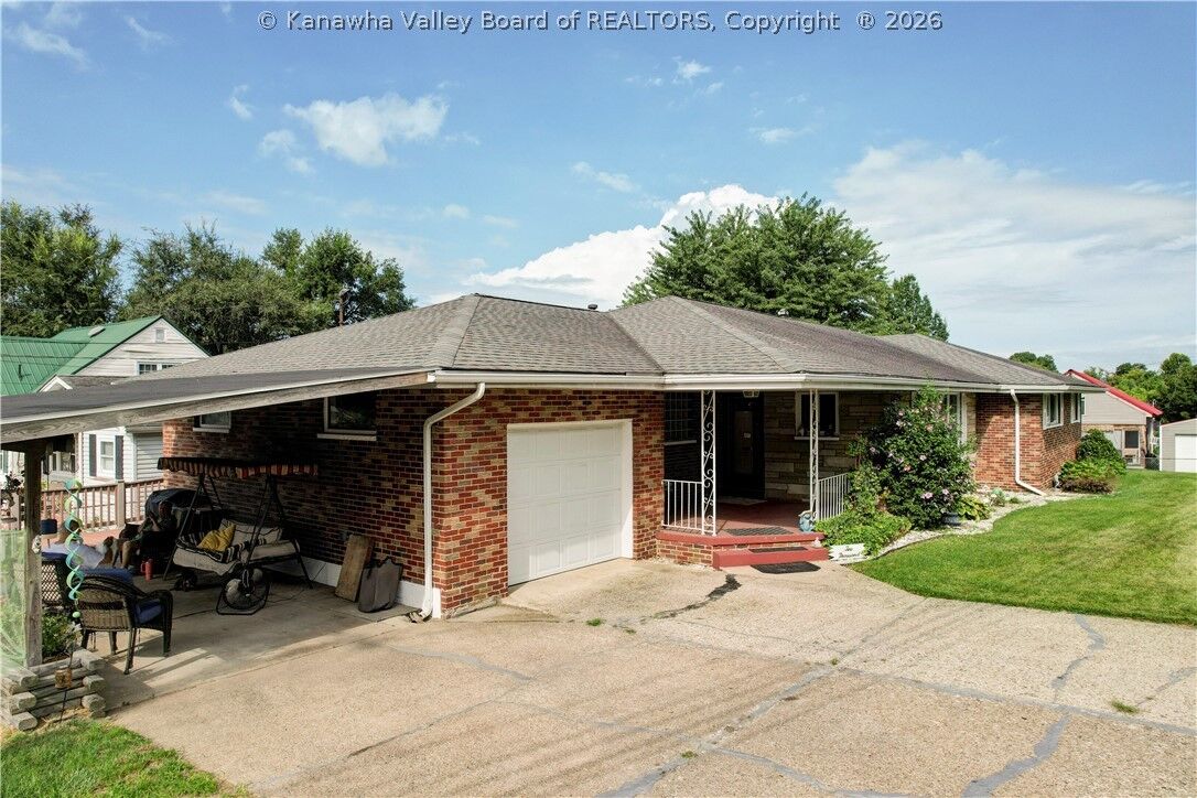 Property Photo: 2000 Fairlawn Avenue WV 25064