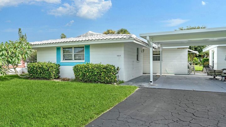 Property Photo: 1523 Lakeside Drive 15 FL 34293