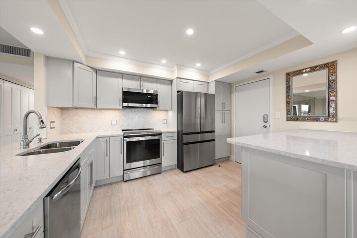 Property Photo: 1621 Gulf Boulevard 607 FL 33767