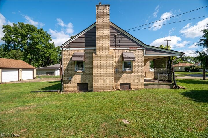 Property Photo: 110 S Hazelwood Avenue OH 44509