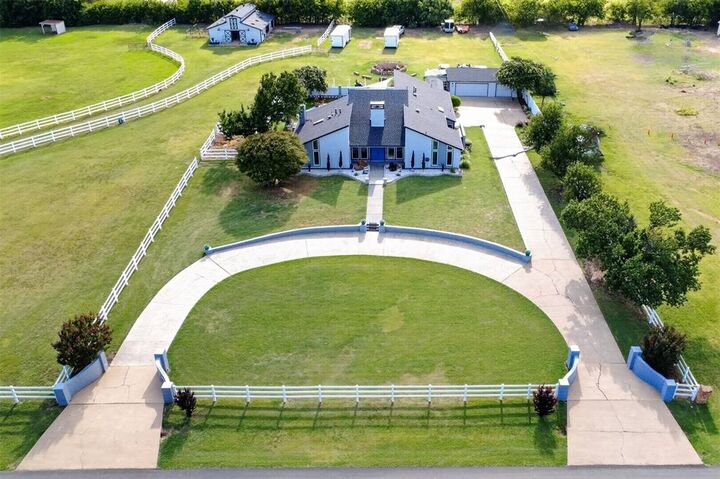 Property Photo:  31 Rancho Drive N  TX 76244 