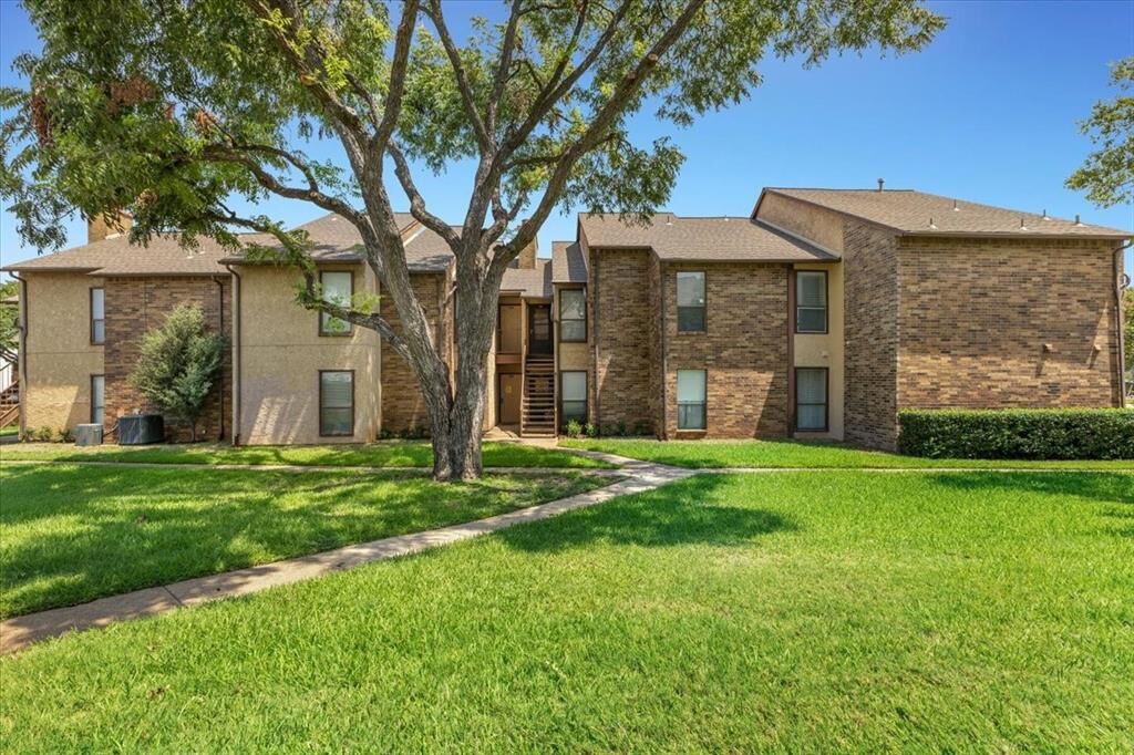 Property Photo: 1908 Cloisters Drive 511 TX 76011