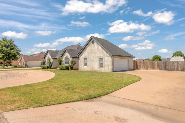 Property Photo: 431 Greenside TX 79504