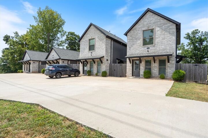 Property Photo:  418,420, 422, 424 N F Street  AR 72756 