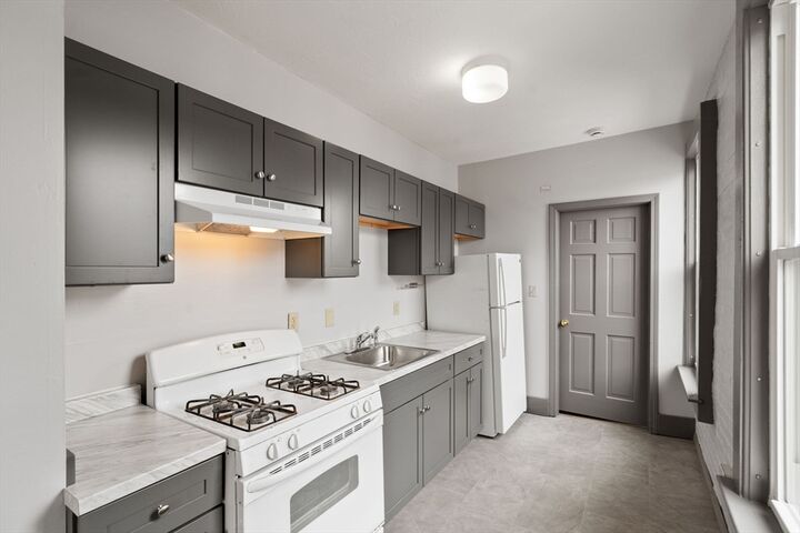 Property Photo: 70 Russell St 6 MA 01609