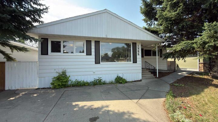 Property Photo:  1906 14 Avenue S  AB T1K 0V1 