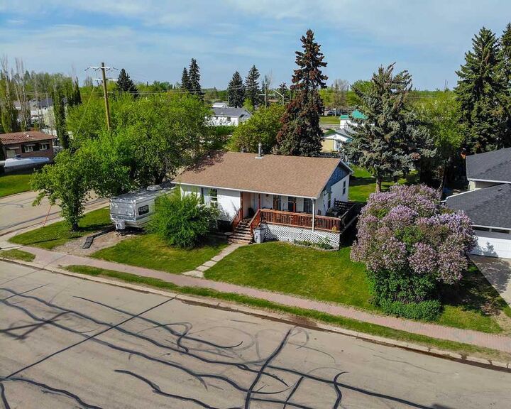 Property Photo: 502 5 Avenue AB T9W 1B1