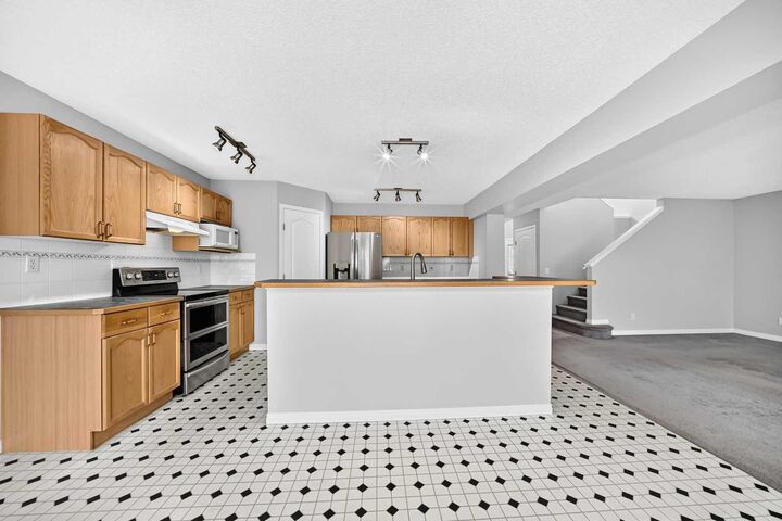 Property Photo: 171 Oakmere Green AB T1X 1N4