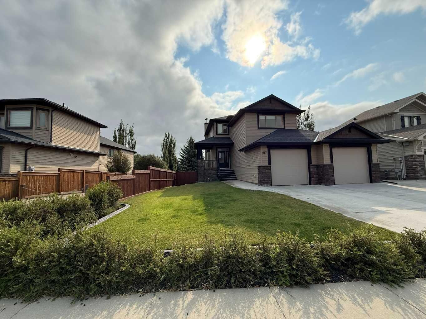 Property Photo: 917 Canyonview Place W AB T1K 5R9