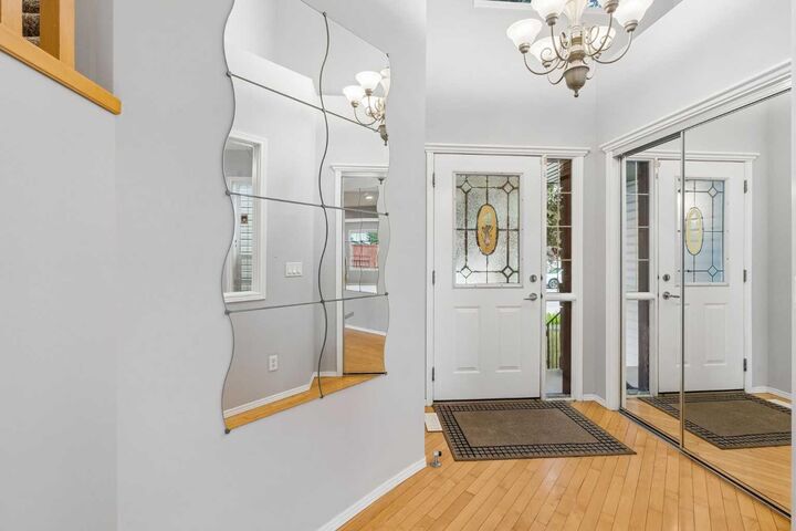 Property Photo: 22 Somerside Crescent SW AB T2V 5R4