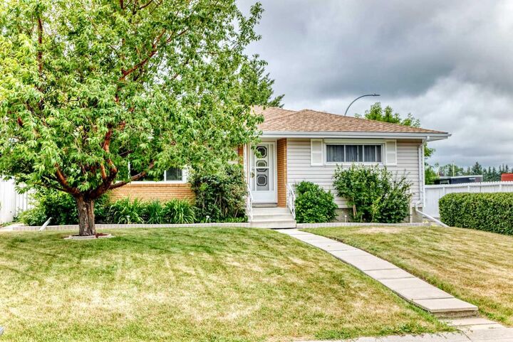 Property Photo: 1 Cochrane Crescent AB T4C 1Z9