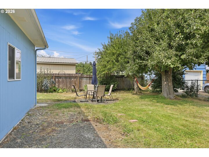 Property Photo: 810 22nd St OR 97477