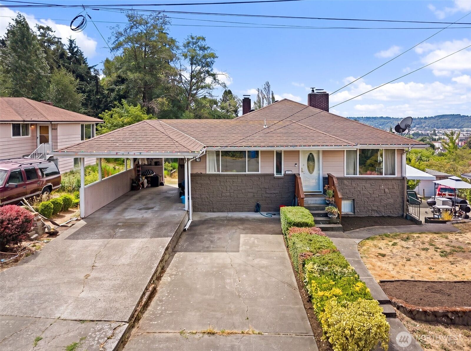 Property Photo: 1735 S Pearl Street WA 98108