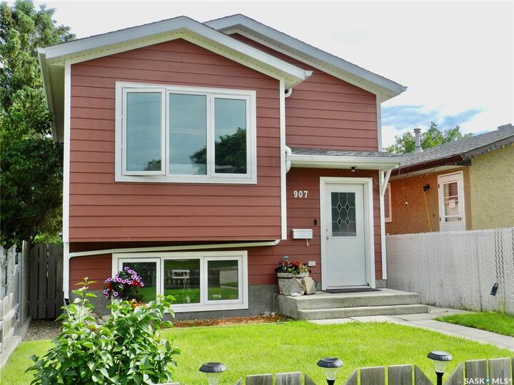 907 Ominica Street E — photo 1