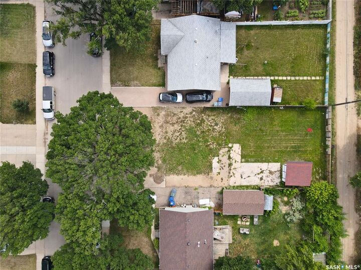 Property Photo:  1713 D Avenue N  SK S7L 1N7 
