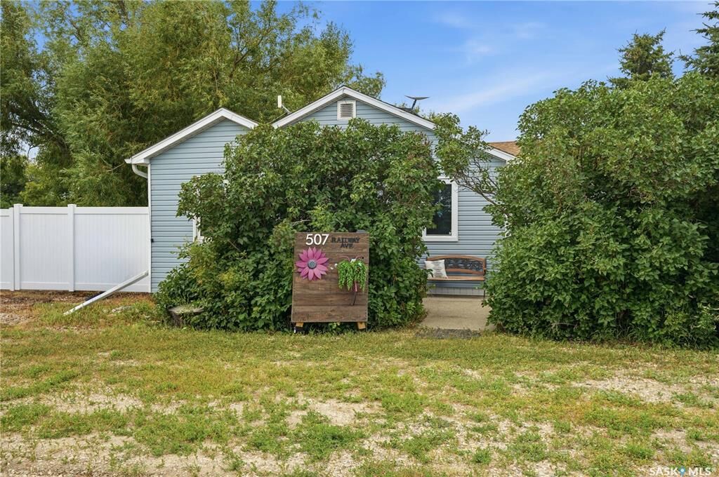 Property Photo:  507 Railway Avenue  SK S0G 0L0 