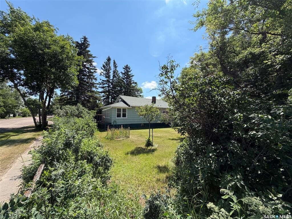 Property Photo: 604 Front Street SK S0N 0T0