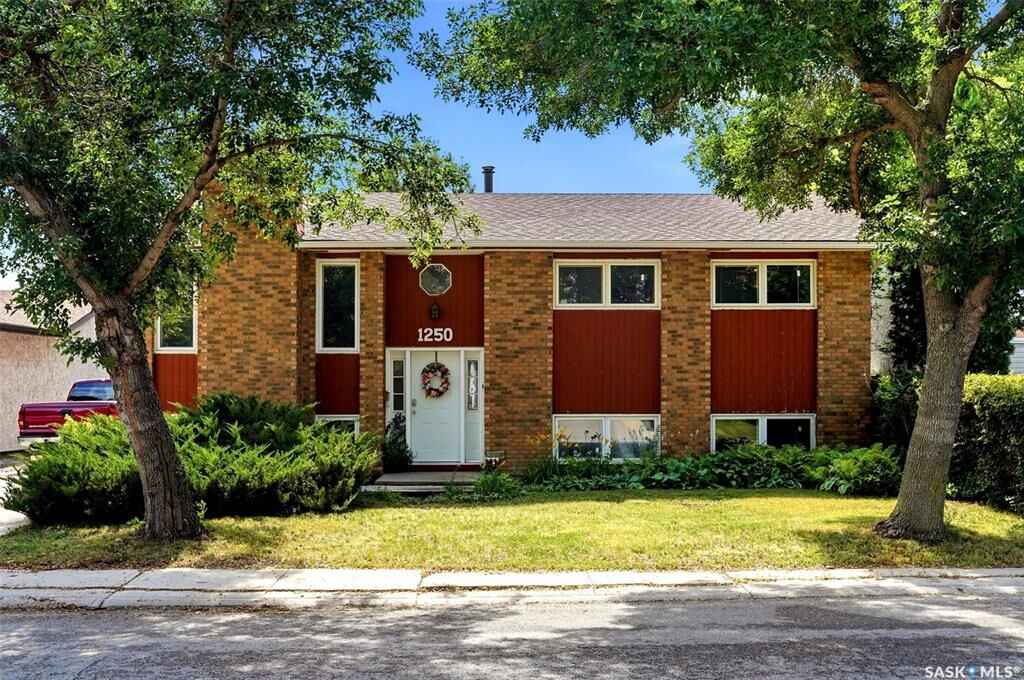 Property Photo:  1250 McNeill Crescent  SK S4N 5Z4 