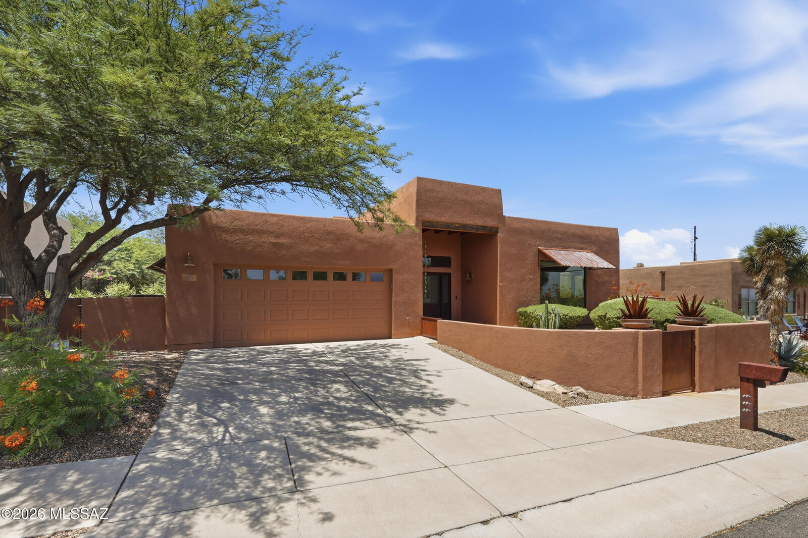 Property Photo:  929 N Leutea Drive  AZ 85745 