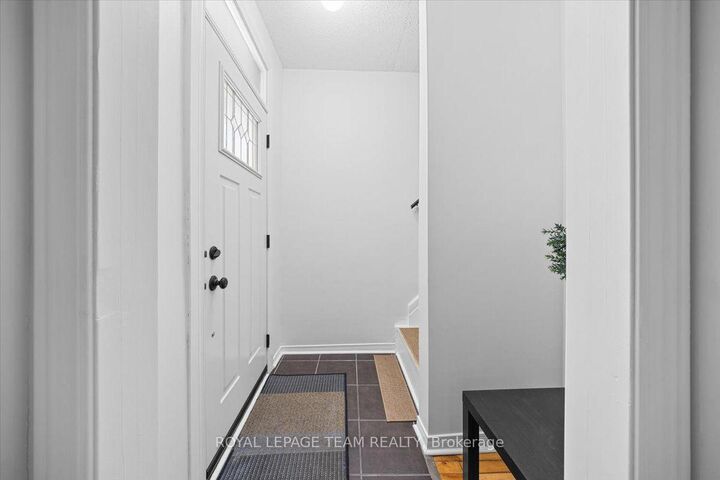 Property Photo: 135 Upper Lorne Place ON K1R 7G8