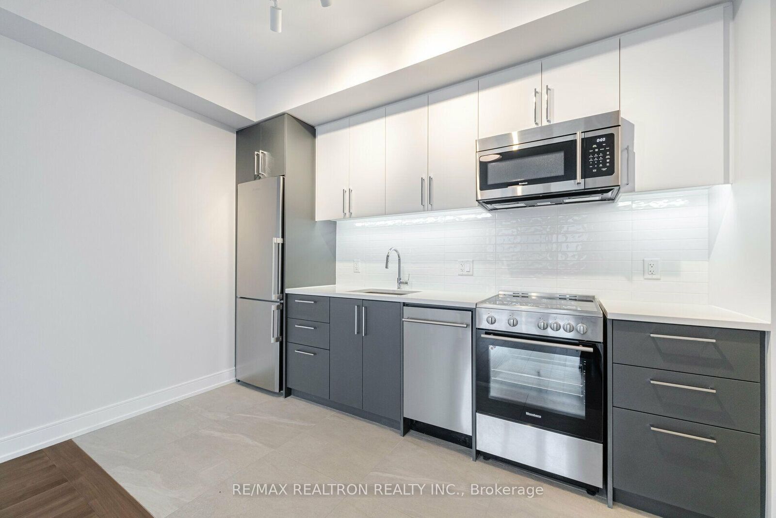 Property Photo:  2525 Bathurst Street 307  ON M6B 2Y9 