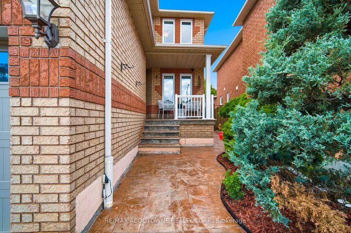 Property Photo: 5184 Red Brush Drive ON L4Z 3Z8