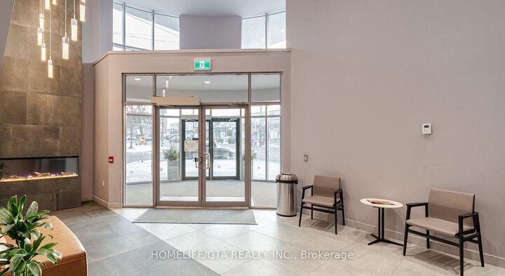 Photo de la propriété:  2433 Dufferin Street 208  ON M6E 3T3 