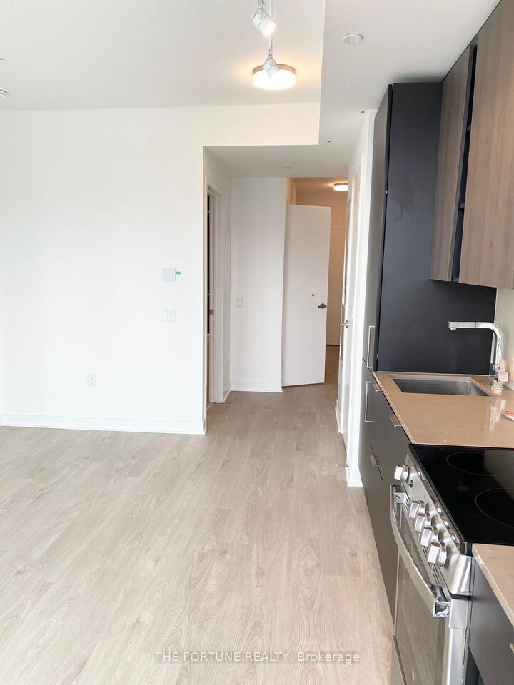 Property Photo: 3900 Confederation Parkway 1709 ON L5B 0M3