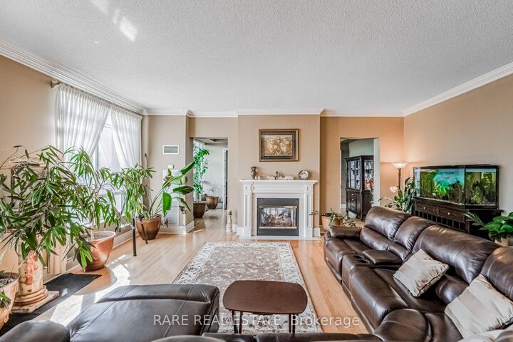 Property Photo: 25 Kingsbridge Garden Circle Tph6 ON L5R 4B1