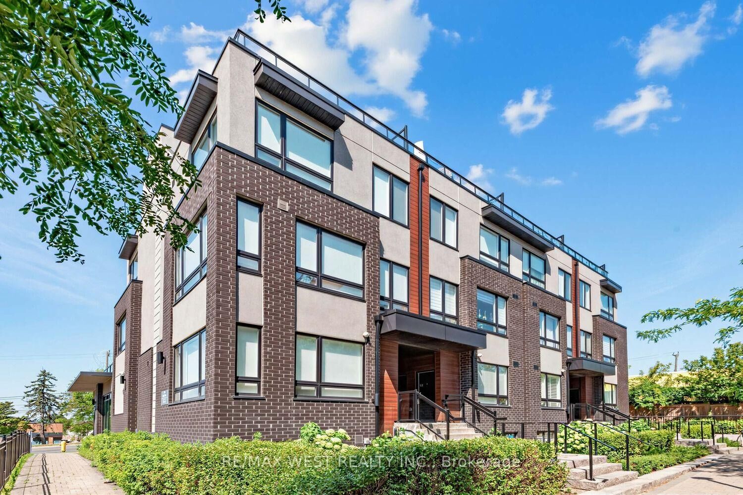 Photo de la propriété:  1150 Briar Hill Avenue 303  ON M6B 0A9 