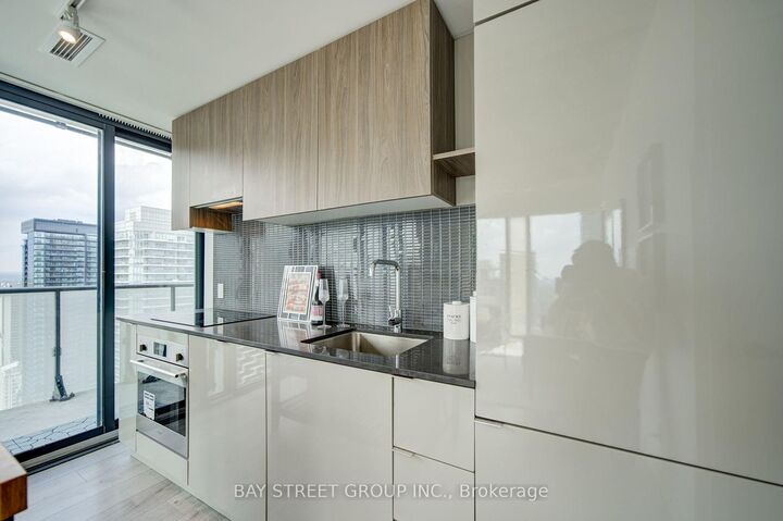 Property Photo: 161 Roehampton Avenue 3303 ON M4P 0C8