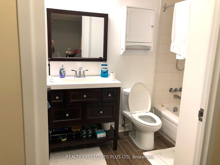 Property Photo: 858 Commissioners Road E 806 ON N6C 5Y5