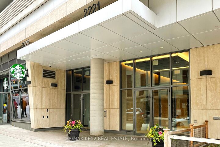 Property Photo: 2221 Yonge Street 4904 ON M4S 0B8