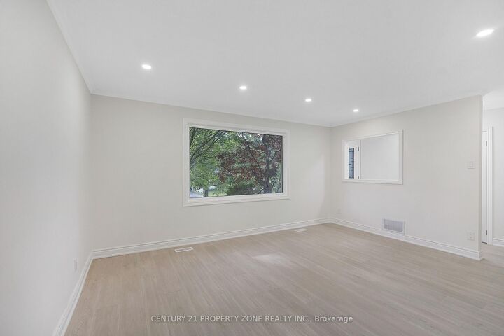 Photo de la propriété:  37 Adanac Drive  ON M1M 2E5 