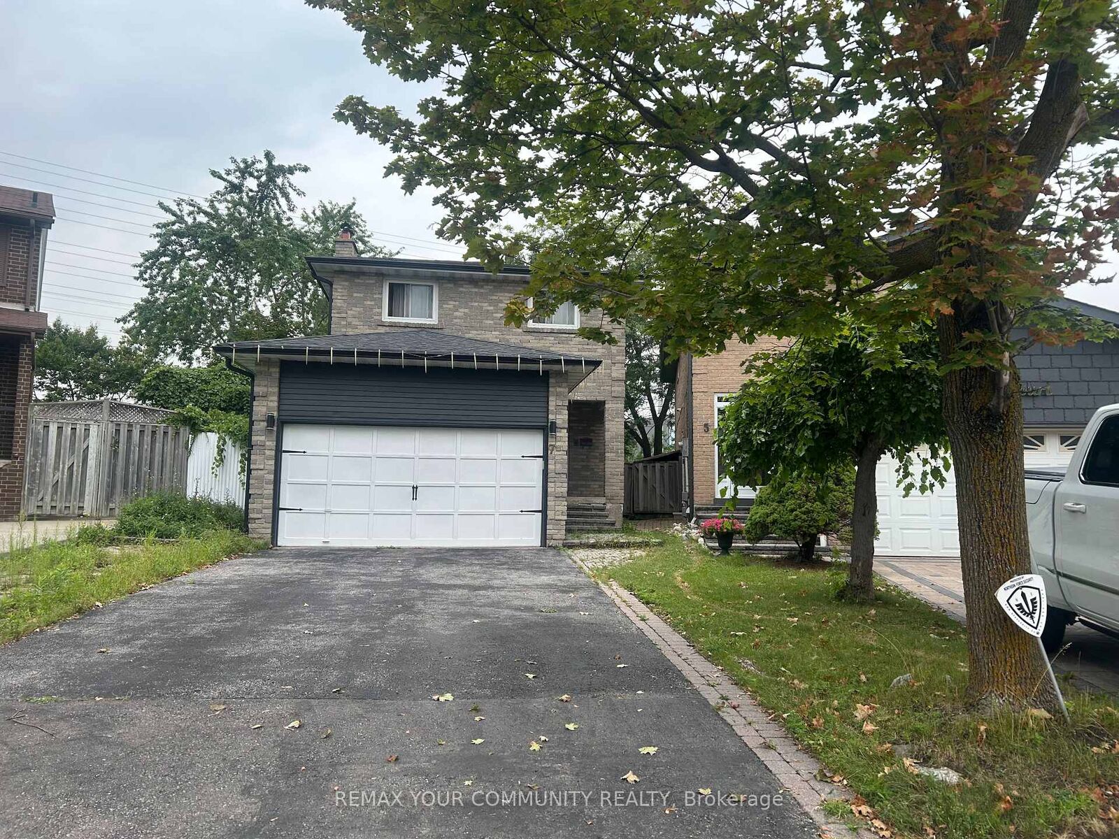 Property Photo: 7 Miles Court Lower ON L4C 5P7