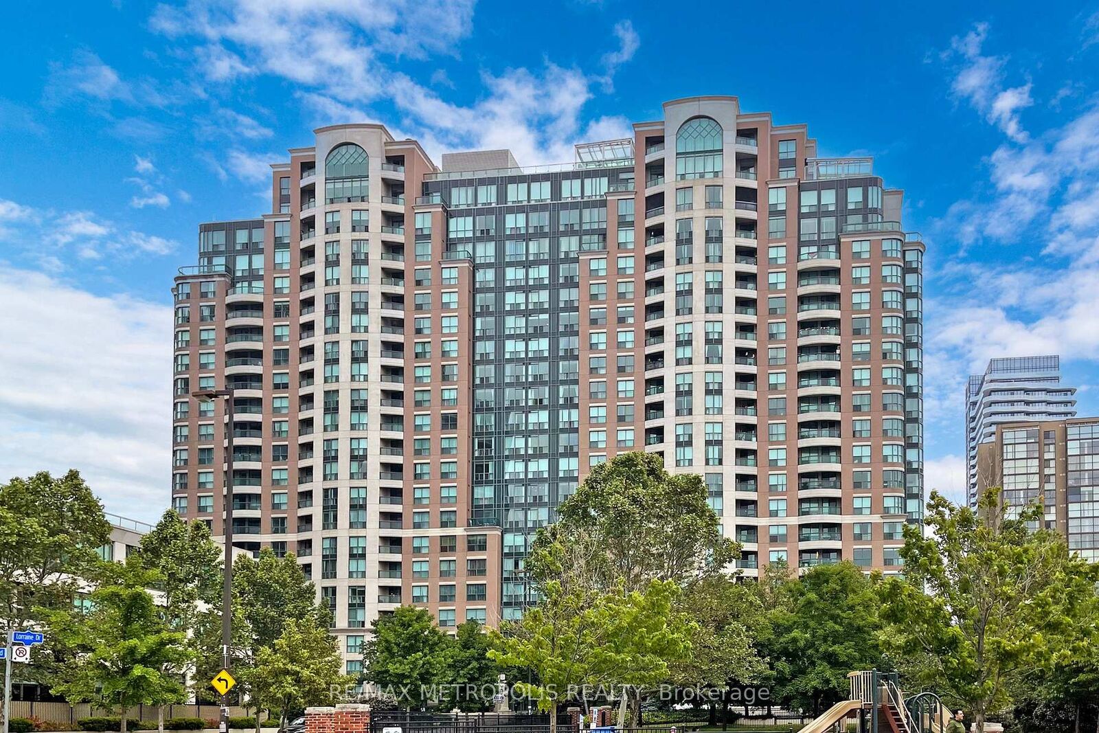 Property Photo: 23 Lorraine Drive 1906 ON M2N 6Z6
