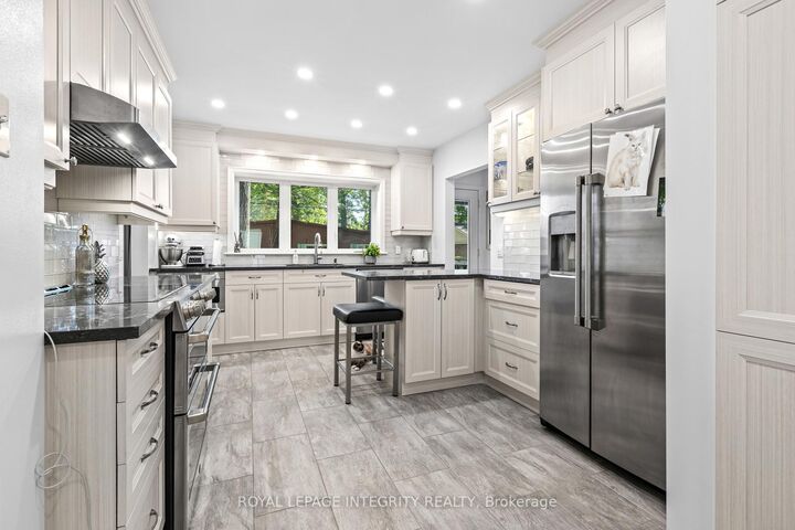 Property Photo: 2183 Woodcrest Road ON K1H 6J2