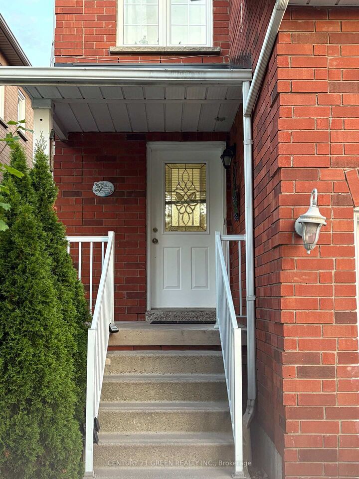 Property Photo: 598 Dolly Bird Lane (Upper) ON L5W 1G7