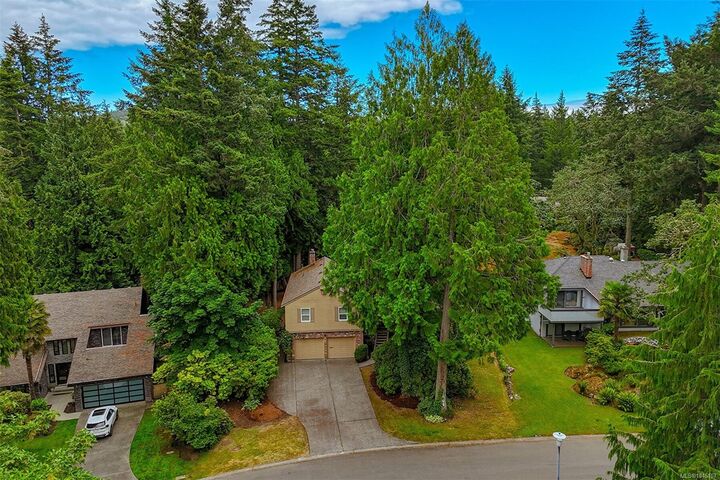 Property Photo: 1005 Kentwood Pl BC V8Y 2R2