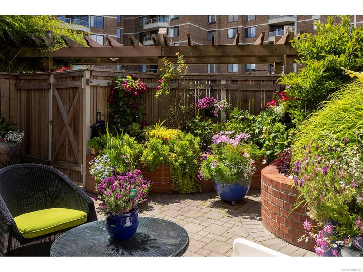 Property Photo: 239 Belleville St BC V8V 1X1