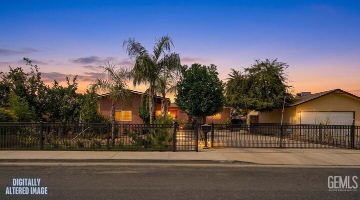 Property Photo:  1625 16th Place  CA 93215 
