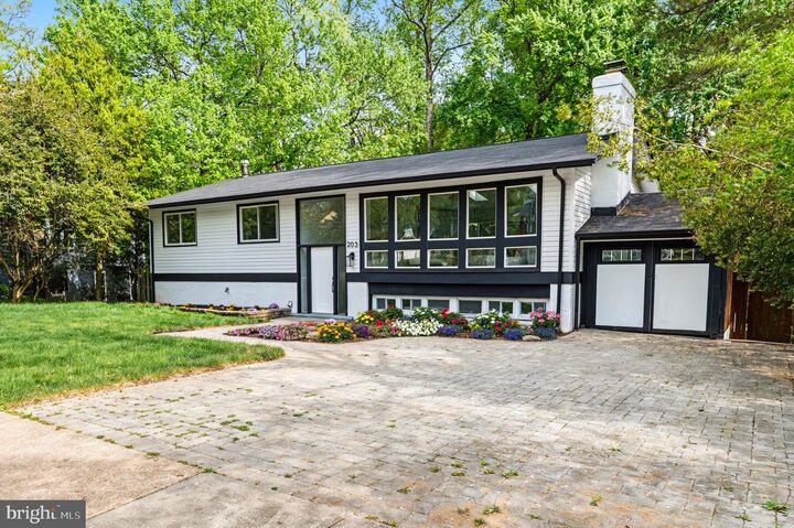 Property Photo:  203 Audreys Court SE  VA 22180 