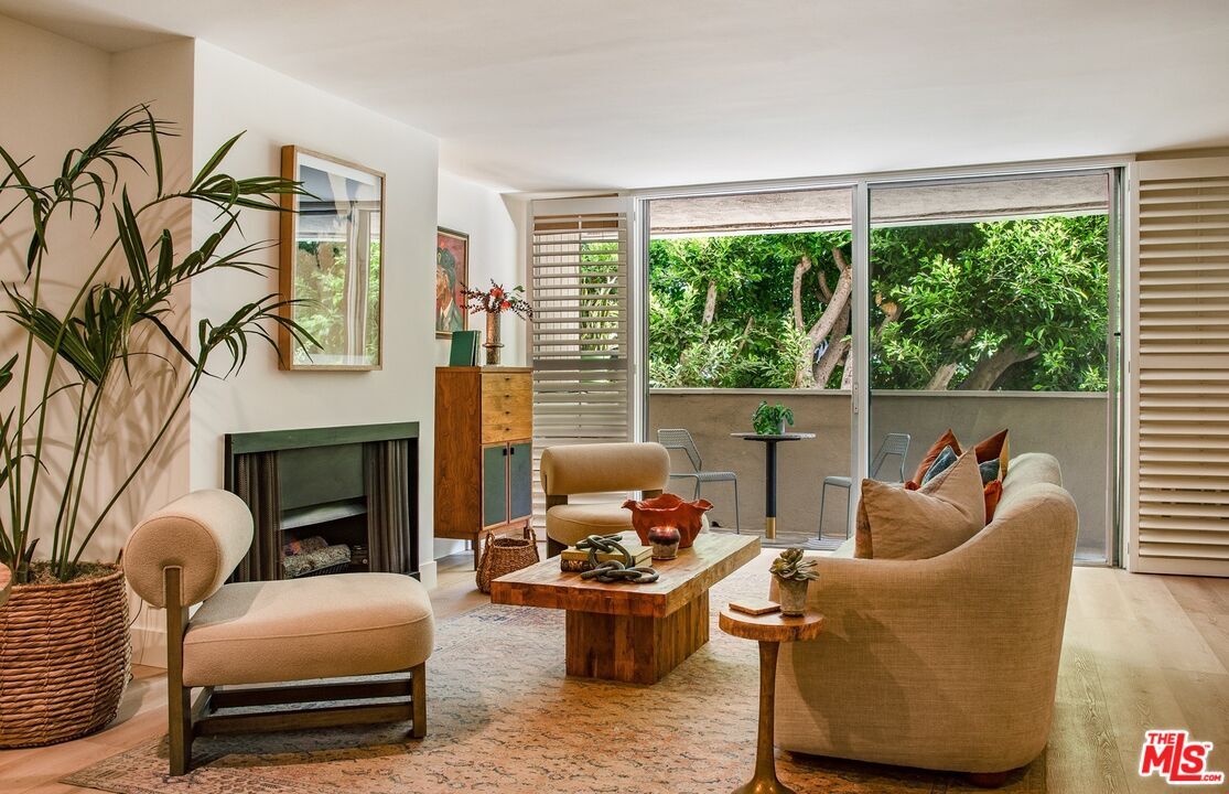 Property Photo:  11645 Montana Ave, Unit 101  CA 90049 