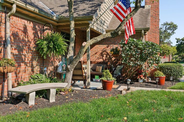 Property Photo:  884 Village Brook Way  OH 43235 