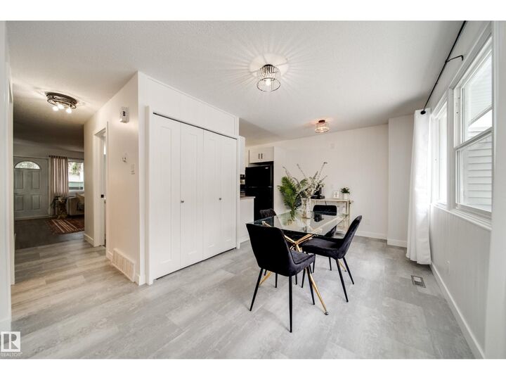 Property Photo:  521 Village On The Green Gr NW  AB T5A 1H2 