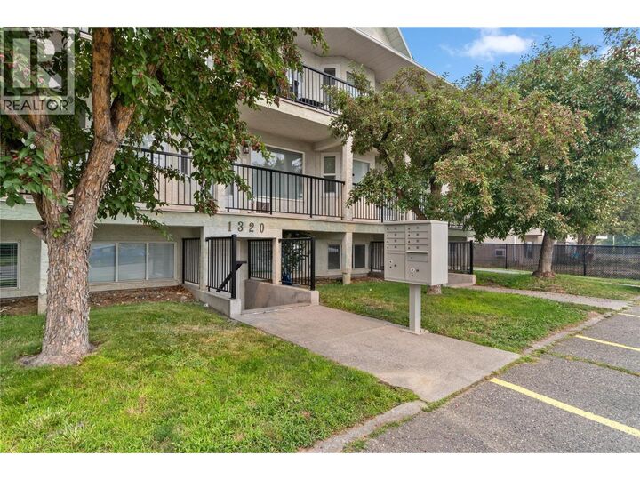 Property Photo: 1320 Selkirk Avenue 4 BC V2B 1V7