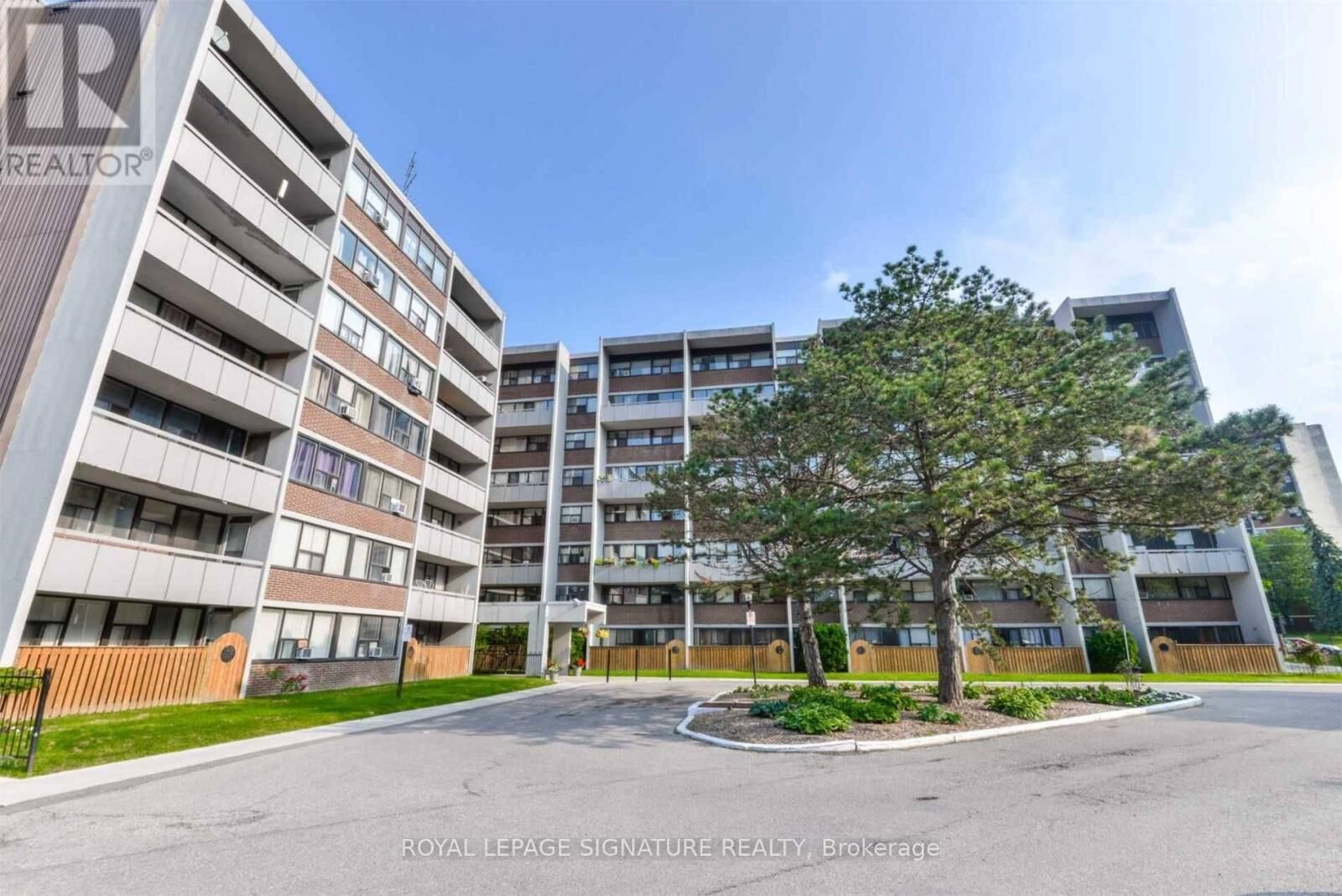 Property Photo: 2121 Roche Court 109 ON L5K 2C7