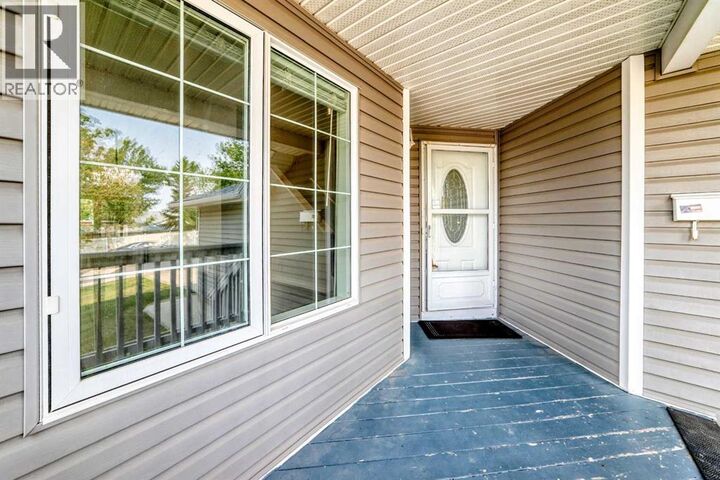 Property Photo:  147 Macewan Drive Northwest  AB T3K 3G5 