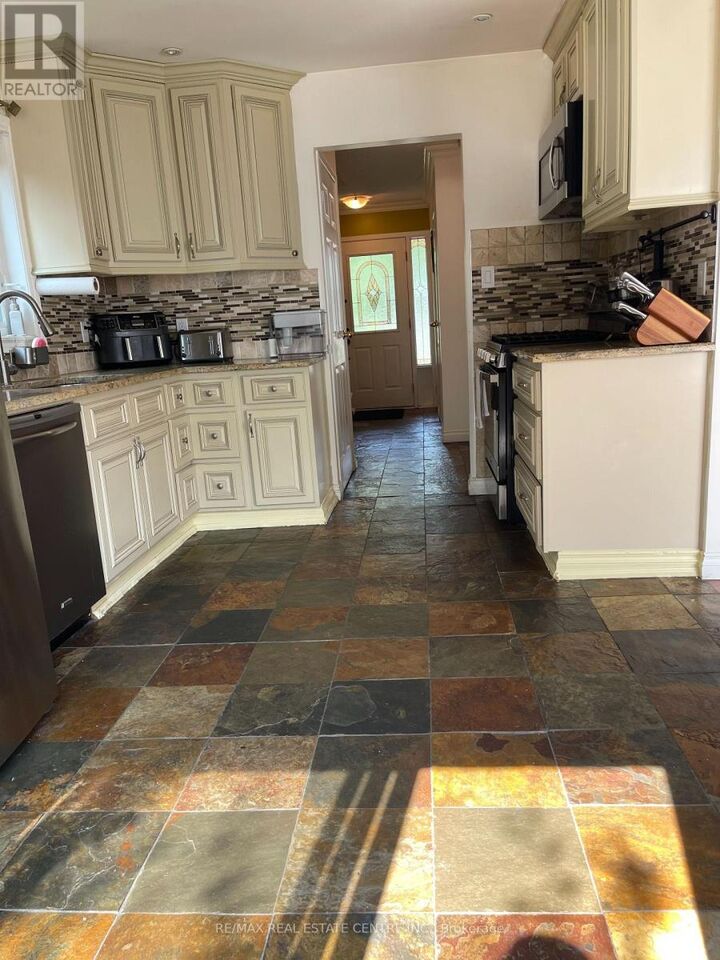 Property Photo:  3223 Shadetree Drive  ON L5N 6P1 
