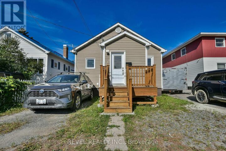 325 Balsam Street North — photo 1